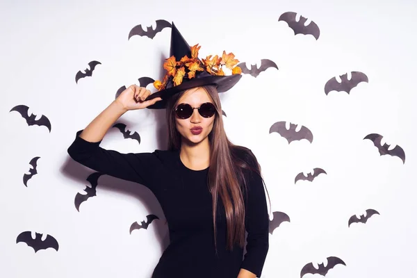 Giovane sexy allegra ragazza gotica che celebra Halloween, vestita con una strega, indossando occhiali da sole — Foto Stock