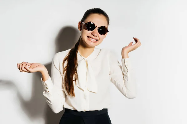 Joven exitosa chica moderna en gafas de sol está sosteniendo un bitcoin de oro — Foto de Stock