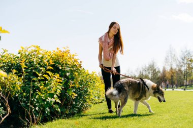parkta onun köpek ile yürüme trendy pembe eşarp genç güzel kızıl saçlı kız