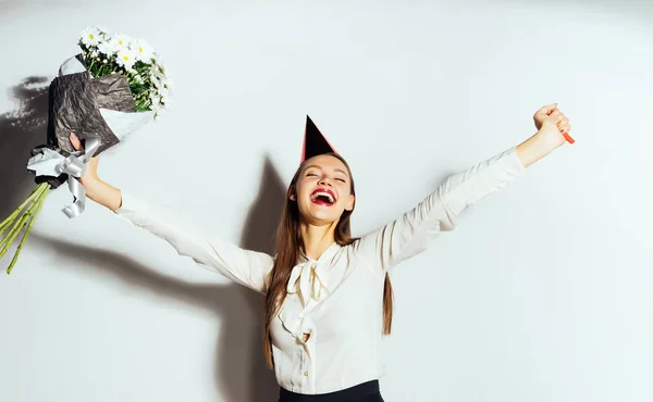 Joven hermosa chica celebra algo, sostiene en su mano un gran ramo de flores blancas — Foto de Stock