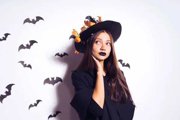 고딕 섹시 한 고딕 소녀 큰 검은 모자 장식 노란색가 잎 그녀의 머리에는 마녀의 이미지에서 할로윈, 기념 — 스톡 사진