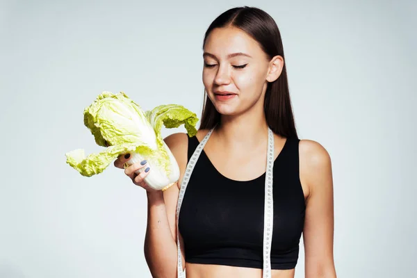 Siyah top bir genç atletik kız yararlı bir Pekin lahana tutar — Stok fotoğraf