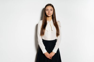 genç güzel uzun saçlı kız Beyaz gömlekli standları ve gülümsüyor