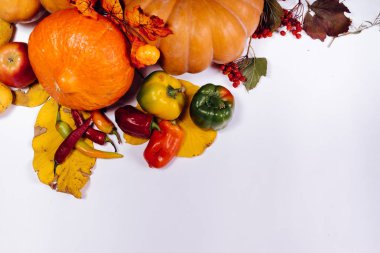Cadılar Bayramı'nda, beyaz bir tablo üzerinde bir ev dekorasyon için kompozisyon yalan turuncu ve sarı kabak, sonbahar sarı yaprak ve meyve ve sebze, 