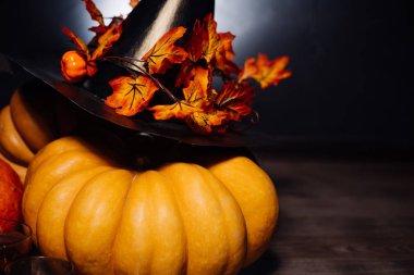 bir ev dekorasyon için halloween, turuncu kabak, büyük kara cadı şapkası için bir kompozisyon