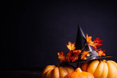 bir ev dekorasyon için halloween, turuncu kabak, büyük kara cadı şapkası için bir kompozisyon