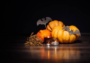 Cadılar Bayramı için turuncu kabak bir ev dekorasyon ve yanan bir kompozisyon kokulu mumlar