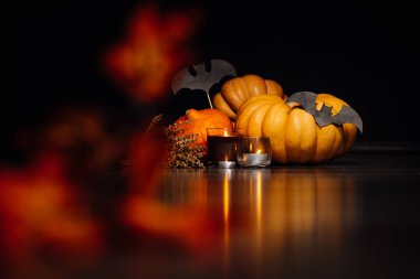 Cadılar Bayramı için turuncu kabak bir ev dekorasyon ve yanan bir kompozisyon kokulu mumlar