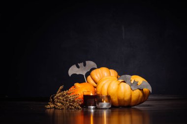 Cadılar Bayramı için bir ev dekorasyon için kompozisyon yalan turuncu ve sarı kabak, mum yanıyor