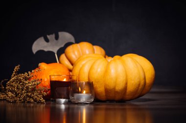 Cadılar Bayramı için bir ev dekorasyon için kompozisyon yalan turuncu ve sarı kabak, mum yanıyor