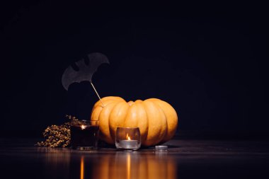 Cadılar Bayramı için bir ev dekorasyon için kompozisyon yalan turuncu ve sarı kabak, mum yanıyor