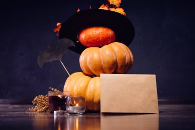 Cadılar Bayramı için bir ev dekorasyon için bir kompozisyon yalan turuncu ve sarı kabak, büyük kara cadı şapkası