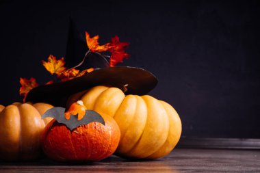 Cadılar Bayramı için bir ev dekorasyon için bir kompozisyon yalan turuncu ve sarı kabak, büyük kara cadı şapkası