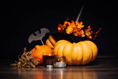 bir ev dekorasyon için halloween, turuncu kabak, büyük kara cadı şapkası için bir kompozisyon