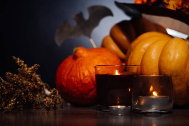 Cadılar Bayramı için bir ev dekorasyon için kompozisyon yalan turuncu ve sarı kabak, mum yanıyor