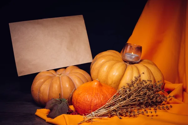 Композиция для украшения дома на Хэллоуин, оранжевые тыквы и горящие свечи — стоковое фото