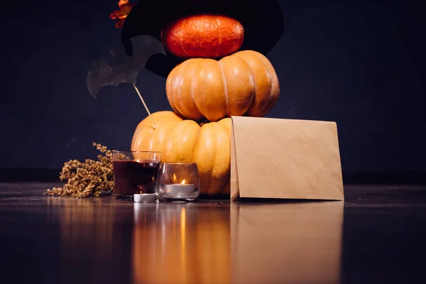 Skladba pro zdobení domu pro halloween, oranžové dýně, velké černé čarodějnice klobouk — Stock fotografie