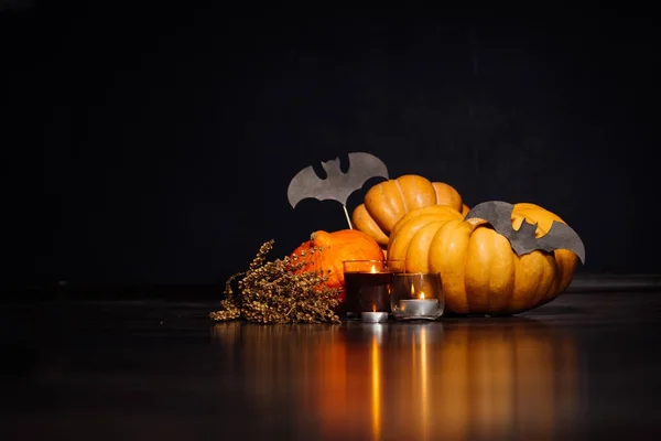 En komposition för att dekorera ett hus för halloween, orange pumpor och bränna doftljus — Stockfoto