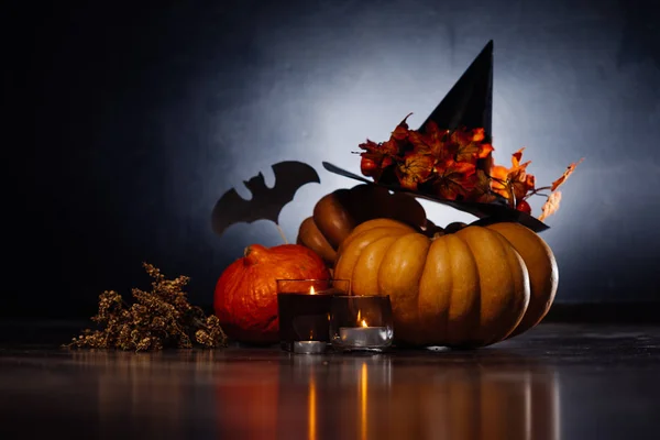 Skladba pro zdobení domu pro halloween, oranžové dýně, velké černé čarodějnice klobouk — Stock fotografie