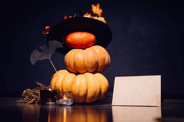 Skladba pro zdobení domu pro halloween, oranžové dýně, velké černé čarodějnice klobouk — Stock fotografie