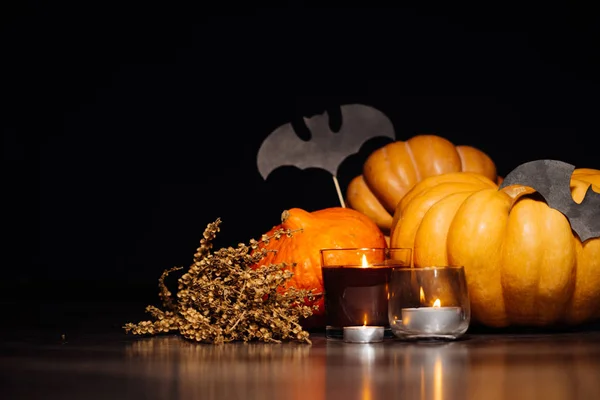 Een compositie voor het versieren van een huis voor halloween, oranje pompoenen en branden geurende kaarsen — Stockfoto