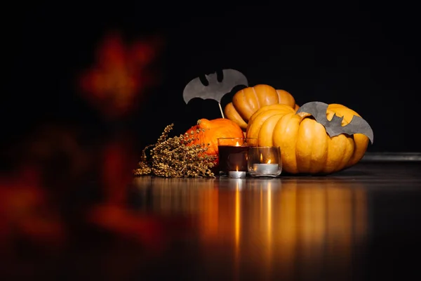 Uma composição para decorar uma casa para halloween, abóboras de laranja e velas perfumadas ardentes — Fotografia de Stock