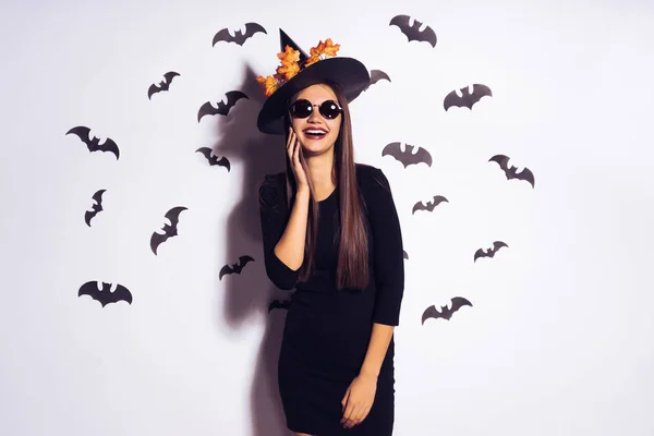 Jovem bela menina gótica celebrando halloween, à imagem de uma bruxa, rindo — Fotografia de Stock