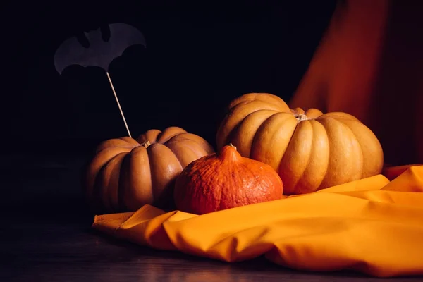 En komposition för att dekorera ett hus för halloween, orange pumpor, — Stockfoto