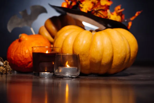 Kompozice pro dekoraci domu na halloween, oranžové dýně a hořící vonné svíčky — Stock fotografie