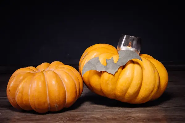 Uma composição para decorar uma casa para halloween, abóboras de laranja e velas perfumadas ardentes — Fotografia de Stock