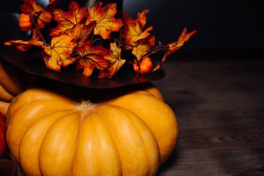 bir ev dekorasyon için halloween, turuncu kabak, büyük kara cadı şapkası için bir kompozisyon 