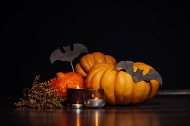 bir kaç küçük kabak bir Halloween Tema olarak dekore edilmiş.