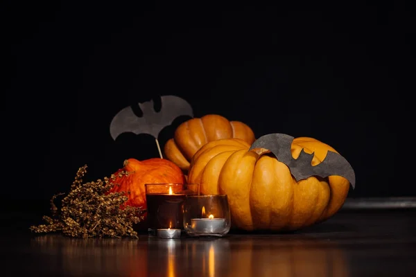Een paar kleine pompoenen ingericht in een Halloween-thema — Stockfoto