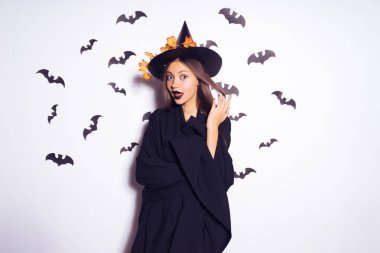 beyaz zemin üzerinde bir cadı kostüm sürpriz kız