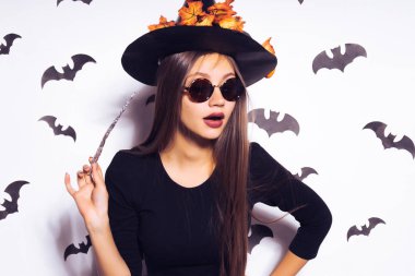 Cadı elbiseli kız sihirli bir değnek tutan