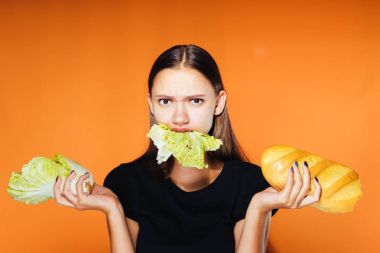 tahriş olmuş bir ifade bir kızla ekmek yemek reddediyor