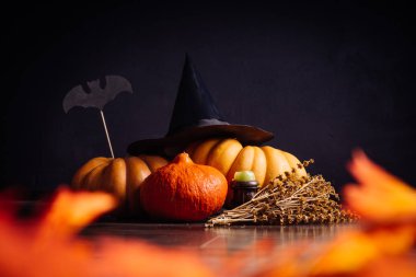 bir kaç küçük kabak masaya yalan