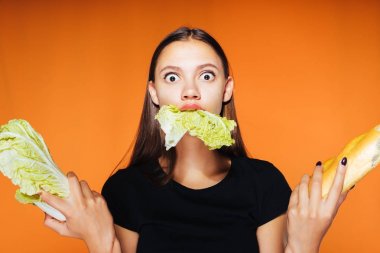 marul ile sürpriz kız ağzına bırakır