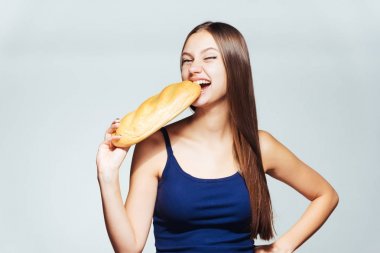 Beyaz arka planda yeme ekmek gülümseyen kız