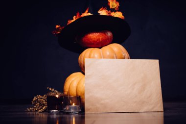 Diğer üzerine koymak ve siyah bir şapka ile dekore edilmiş olan küçük kabak