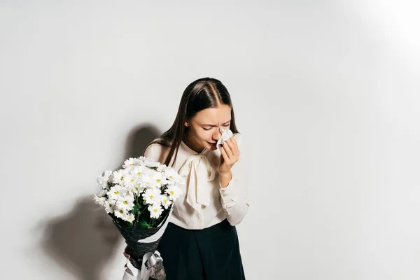 Chica frustrada con ramo de flores en las manos — Foto de Stock