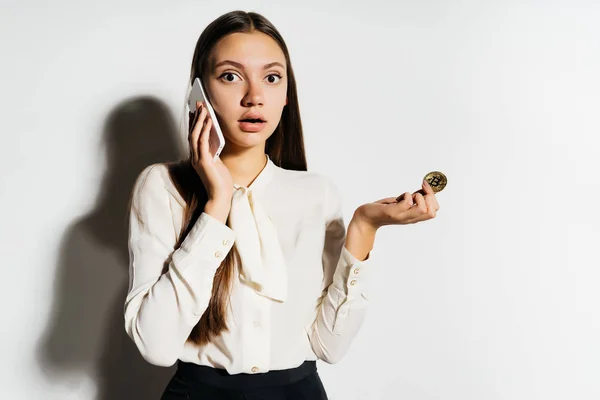 A menina descobriu as más notícias por telefone — Fotografia de Stock