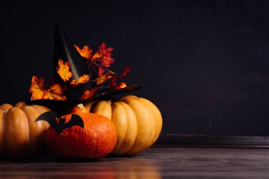 Cadılar Bayramı için dekore edilmiş bir kaç küçük kabak