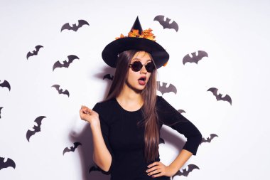 Cadı elbiseli kız sihirli bir değnek tutan