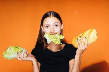 bir kız bir marul yeme ciddi bir ifade ile yaprakları