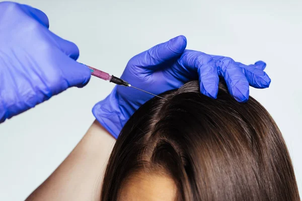 Menina injetar Botox nas raízes do cabelo — Fotografia de Stock