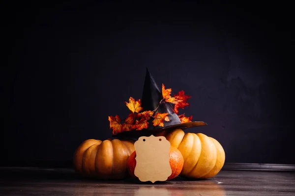 Een paar kleine pompoenen ingericht in de stijl van Halloween — Stockfoto