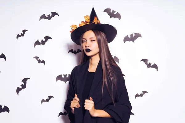 自信を持って、大胆な唇黒い口紅で、魔女のイメージで、ハロウィーンを祝うセクシーなゴシック少女に見える — ストック写真