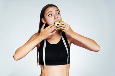 Bu nedenle düşük kalorili Pekin lahana uzun saçlı, sinirli bir kız onu ağırlık saatler