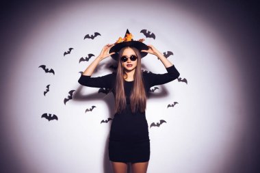 Bir cadı, Cadılar Bayramı, bir siyah şapkasını giymek siyah güneş gözlüğü takıyor şeklinde genç bir Gotik kız